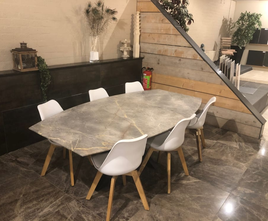 Natuurstenen tafelblad met marmerlook in de showroom van Hutting Natuursteen