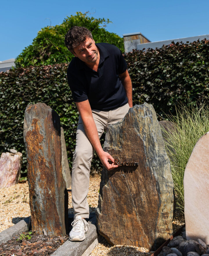 Adviseur toont de belettering op een natuurstenen grafmonument