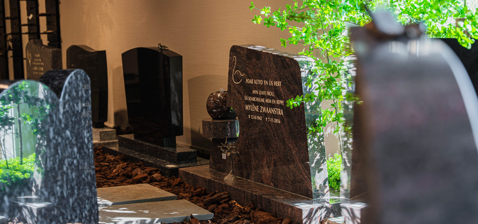 Grafmonumenten met gegraveerde teksten in de showroom