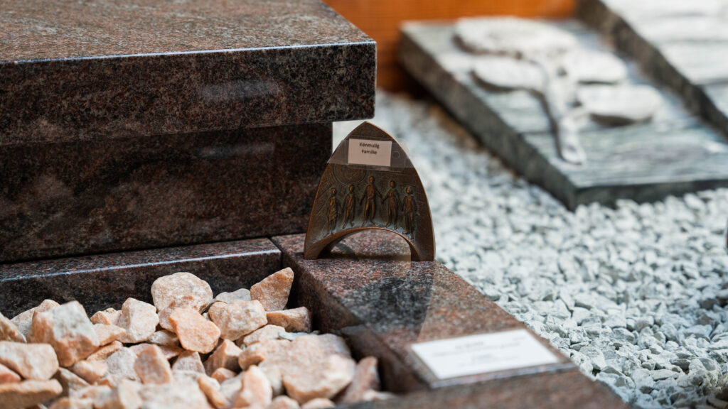 Detail van een grafsteen met grind en accessoires