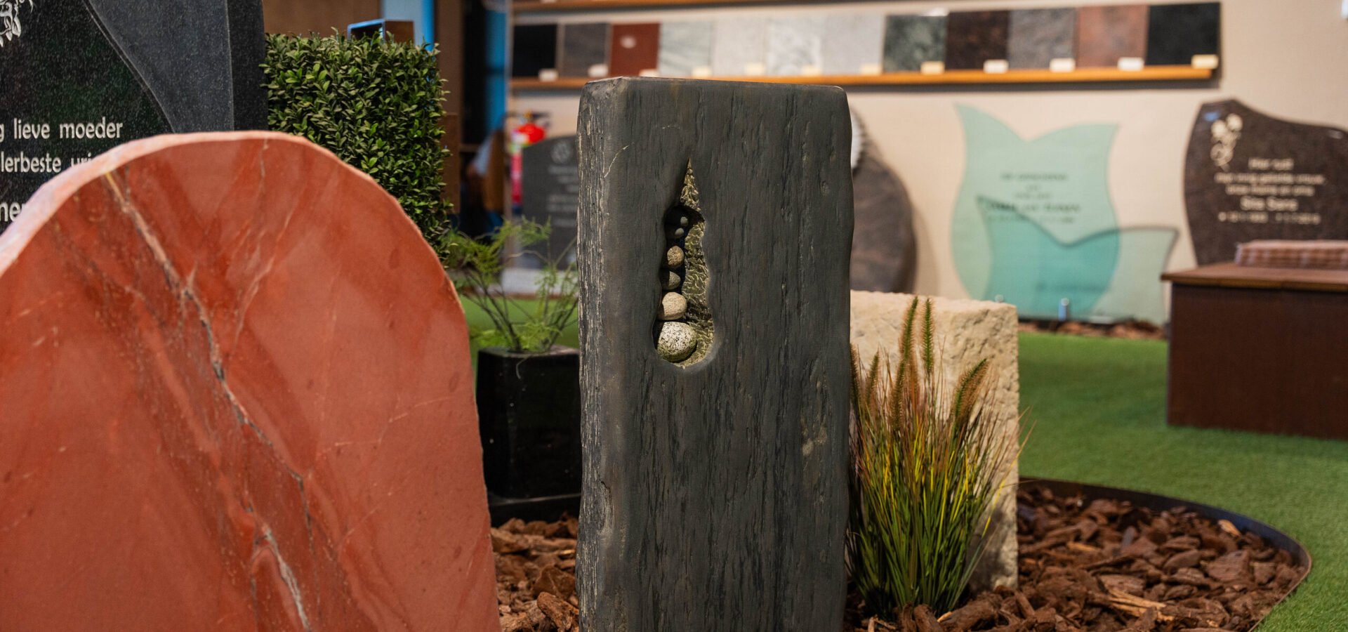 Natuursteensoorten aan de wand van de showroom